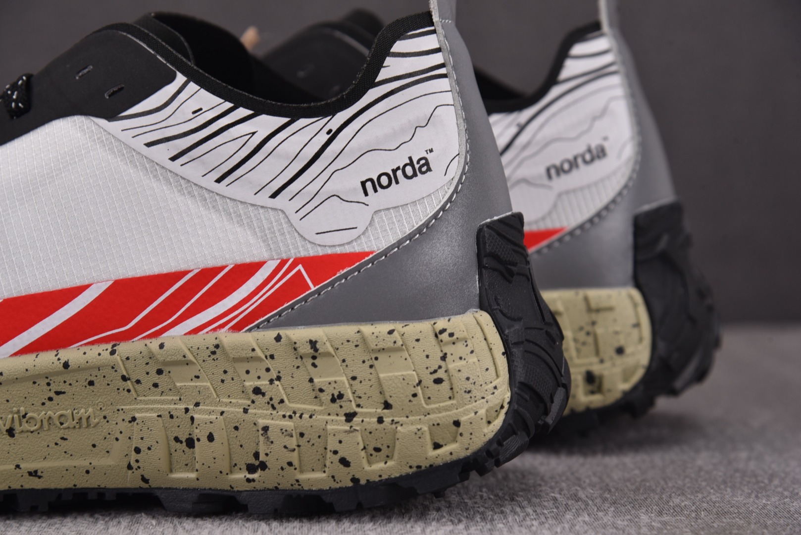  Ray Zahab x NORDA 001 白红灰 尺码：39 40 41 42 43 44 45 Y