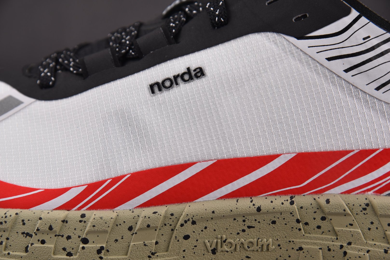  Ray Zahab x NORDA 001 白红灰 尺码：39 40 41 42 43 44 45 Y