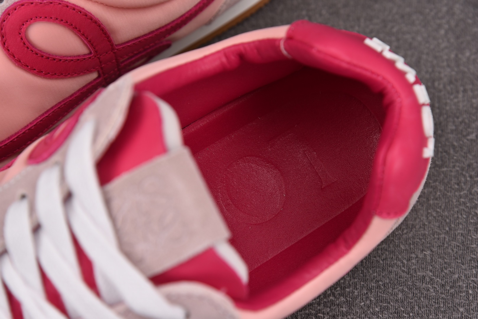  LOEWE Ballet Runner 2.0 粉红 尺码：35 36 37 38 39 YZ004