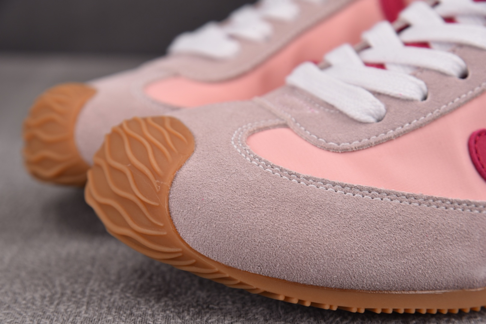  LOEWE Ballet Runner 2.0 粉红 尺码：35 36 37 38 39 YZ004