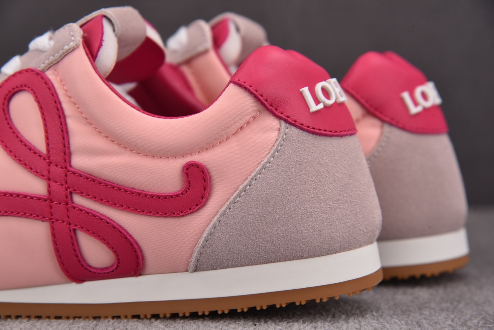  LOEWE Ballet Runner 2.0 粉红 尺码：35 36 37 38 39 YZ004