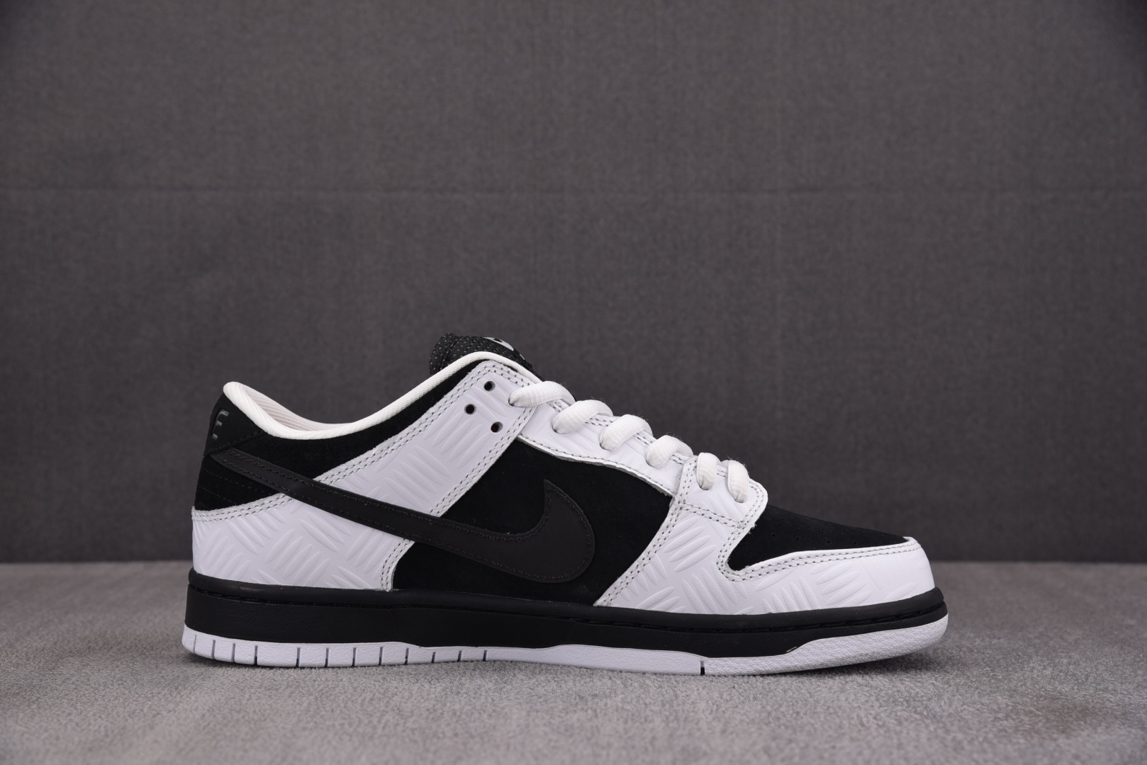  NK SB Dunk Low TIGHTBOOTH 黑白 FD2629-100 尺码：40 40.5 