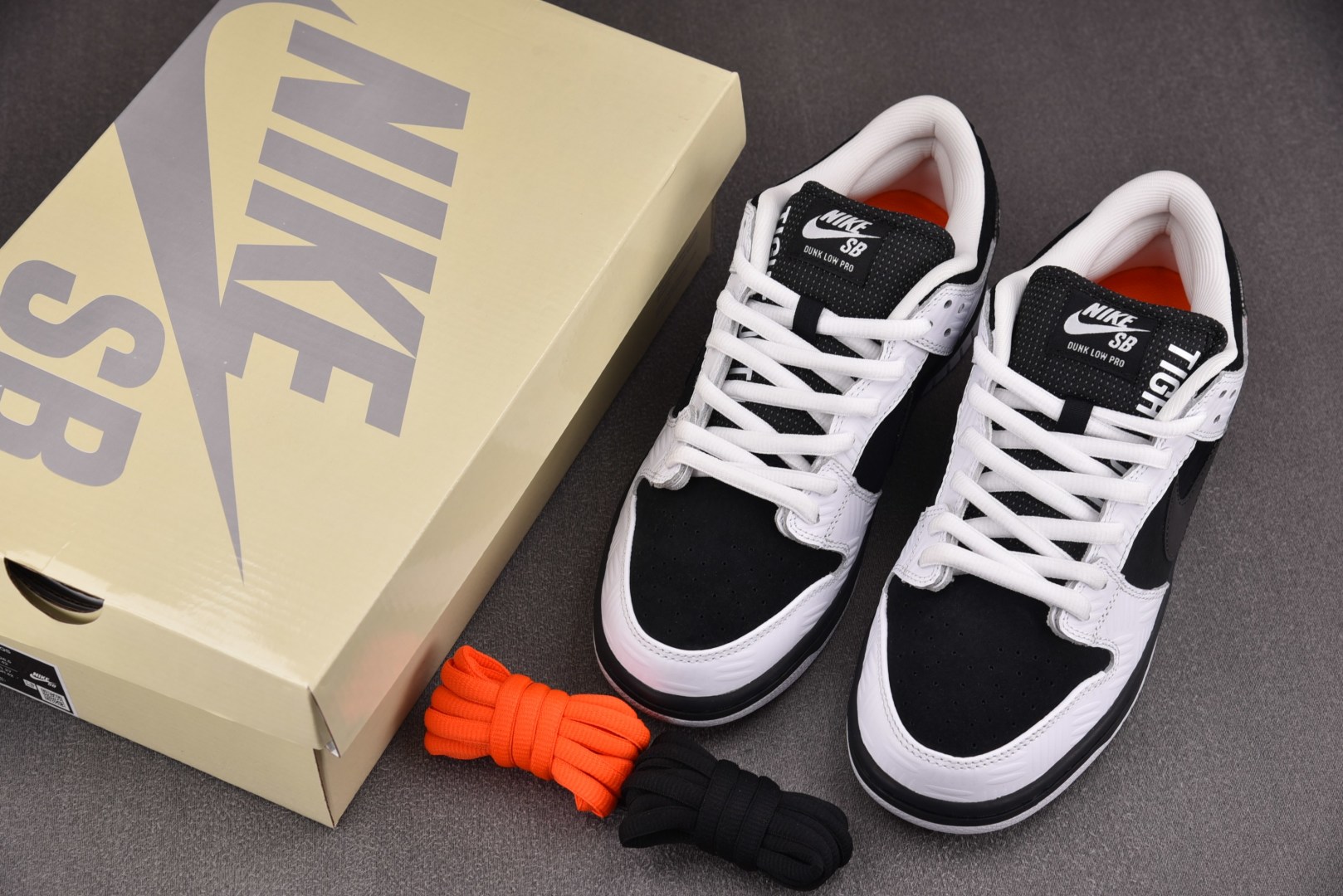  NK SB Dunk Low TIGHTBOOTH 黑白 FD2629-100 尺码：40 40.5 