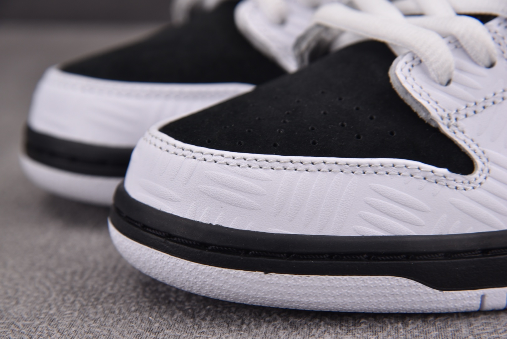  NK SB Dunk Low TIGHTBOOTH 黑白 FD2629-100 尺码：40 40.5 