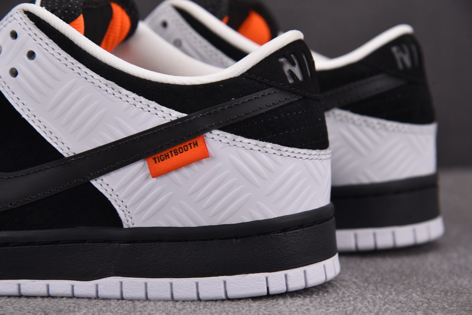 NK SB Dunk Low TIGHTBOOTH 黑白 FD2629-100 尺码：40 40.5 
