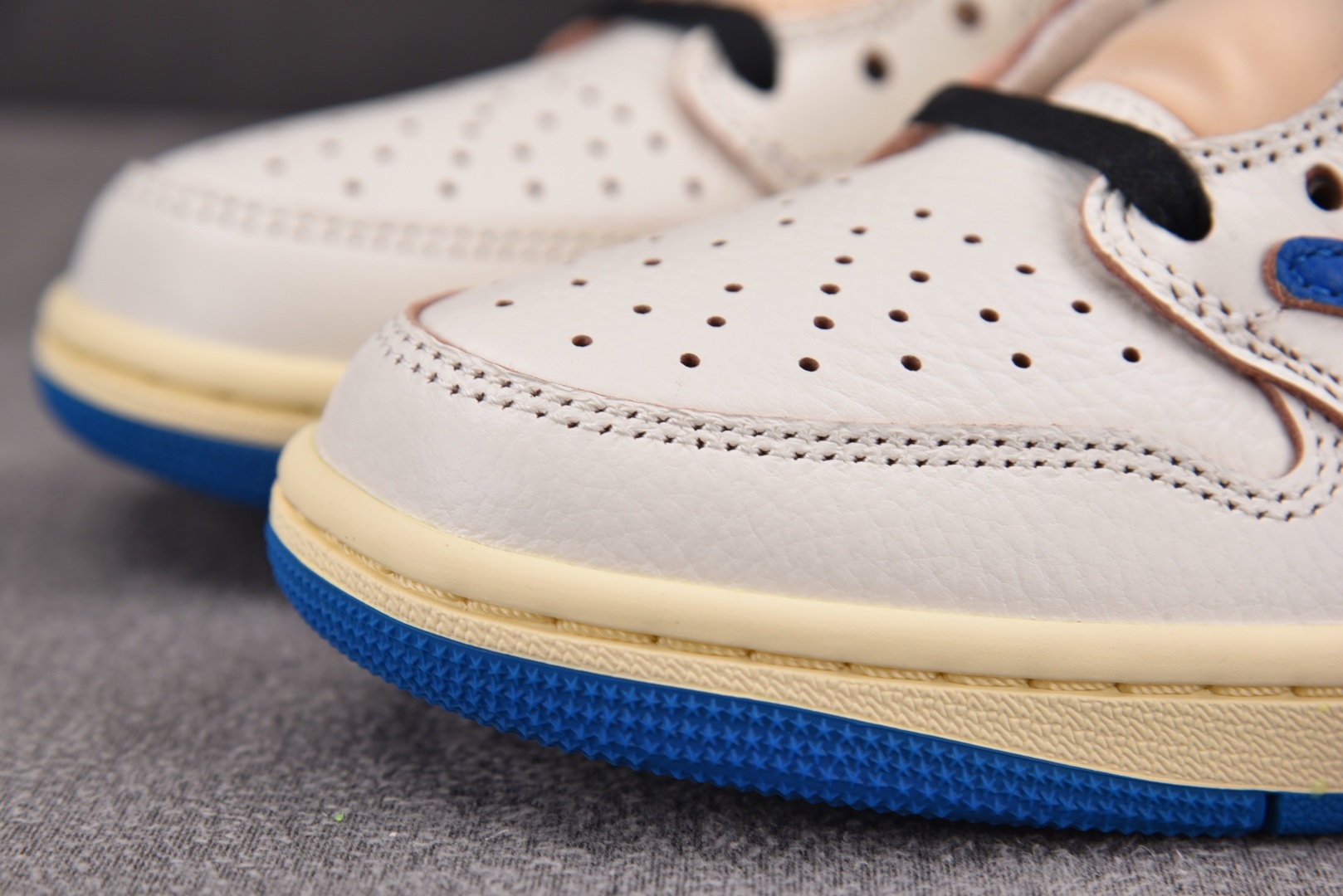  Fragment Design x Travis Scott Air Jordan 1 Low OG 
