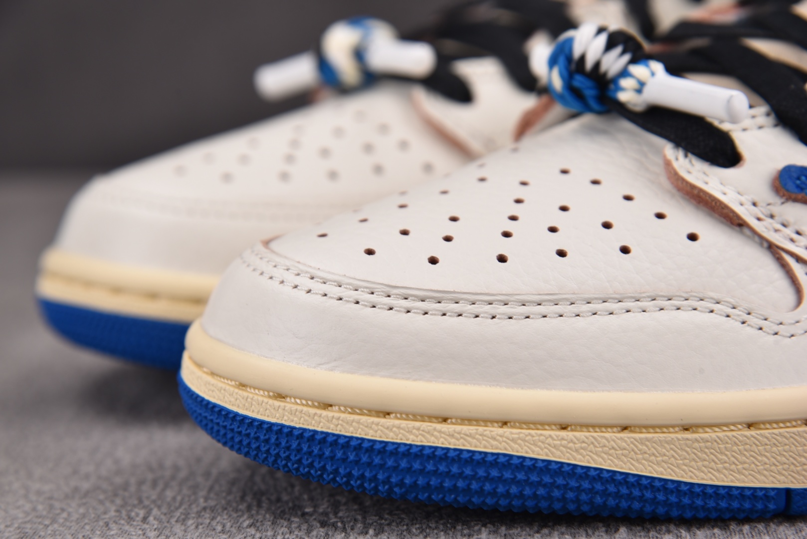  Fragment Design x Travis Scott Air Jordan 1 Low OG 