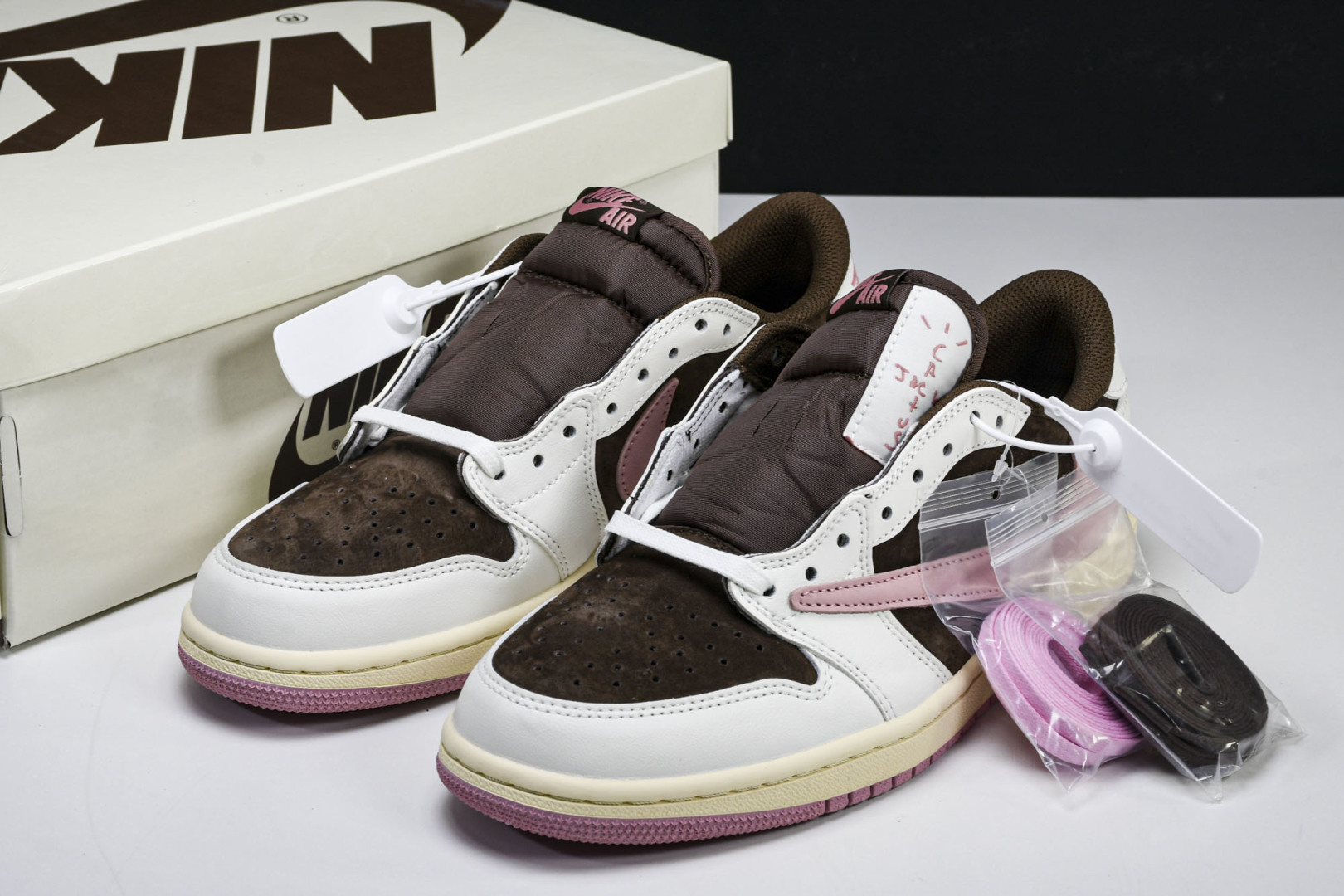  Travis Scott x Air Jordan 1 Low OG AJ1 乔1倒勾低帮 DZ413