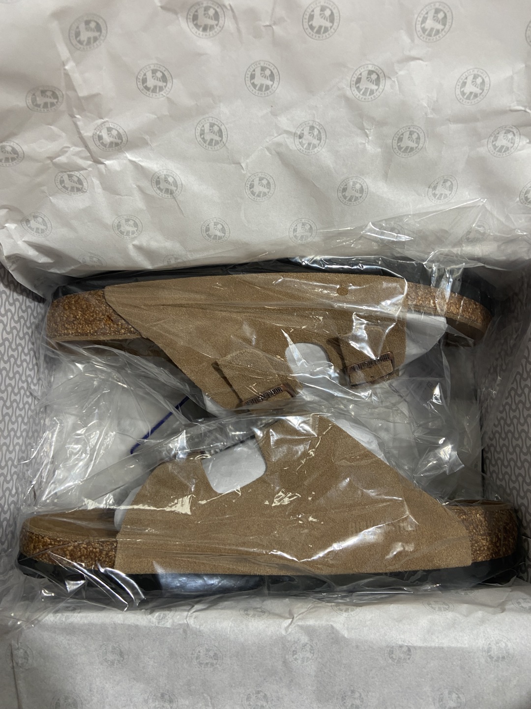  
BK版 博肯 Birkenstock Rio  二字拖
采用其特有的鞋床设计，贴合脚面穿着舒适，Bi