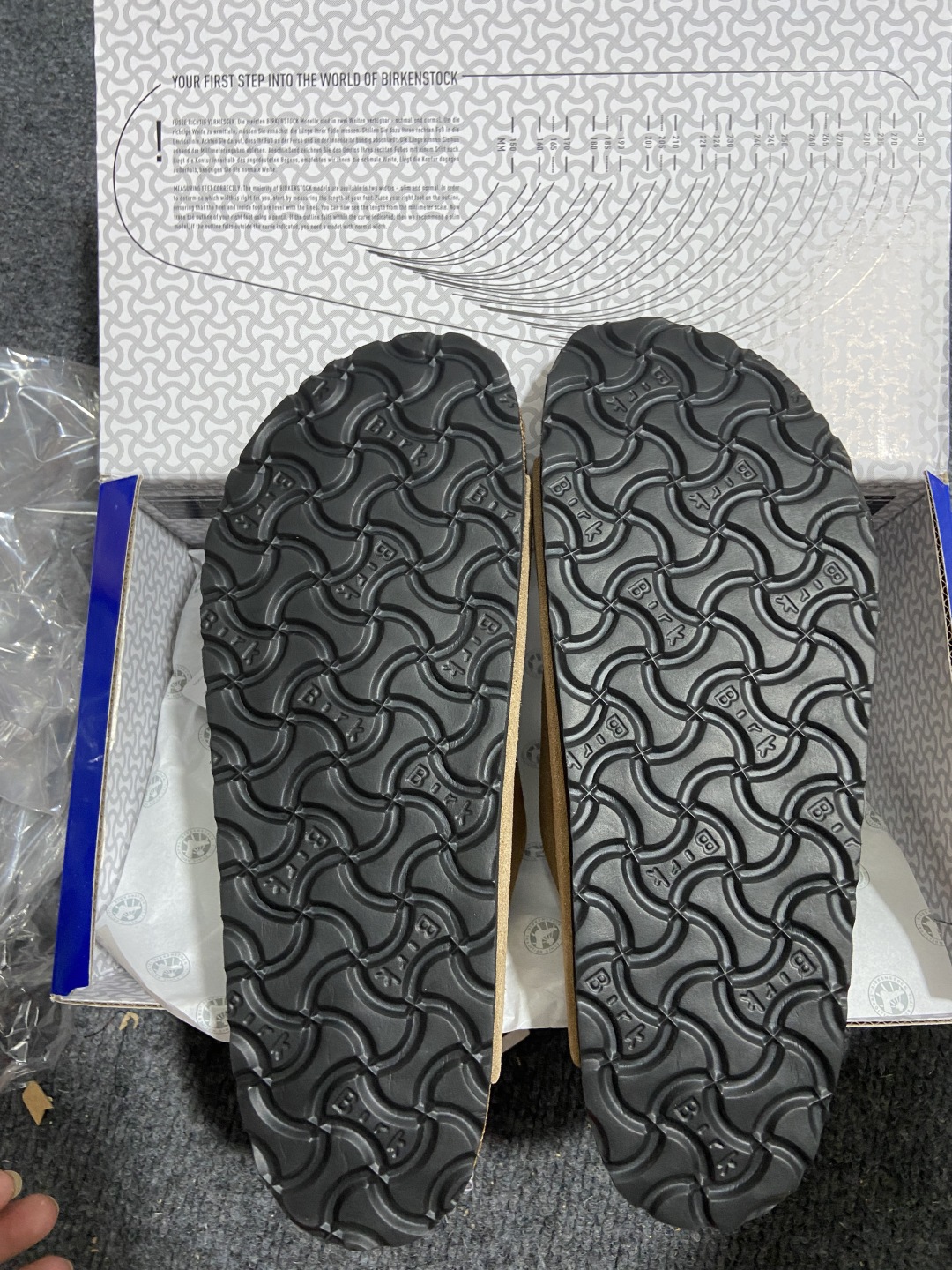  
BK版 博肯 Birkenstock Rio  二字拖
采用其特有的鞋床设计，贴合脚面穿着舒适，Bi