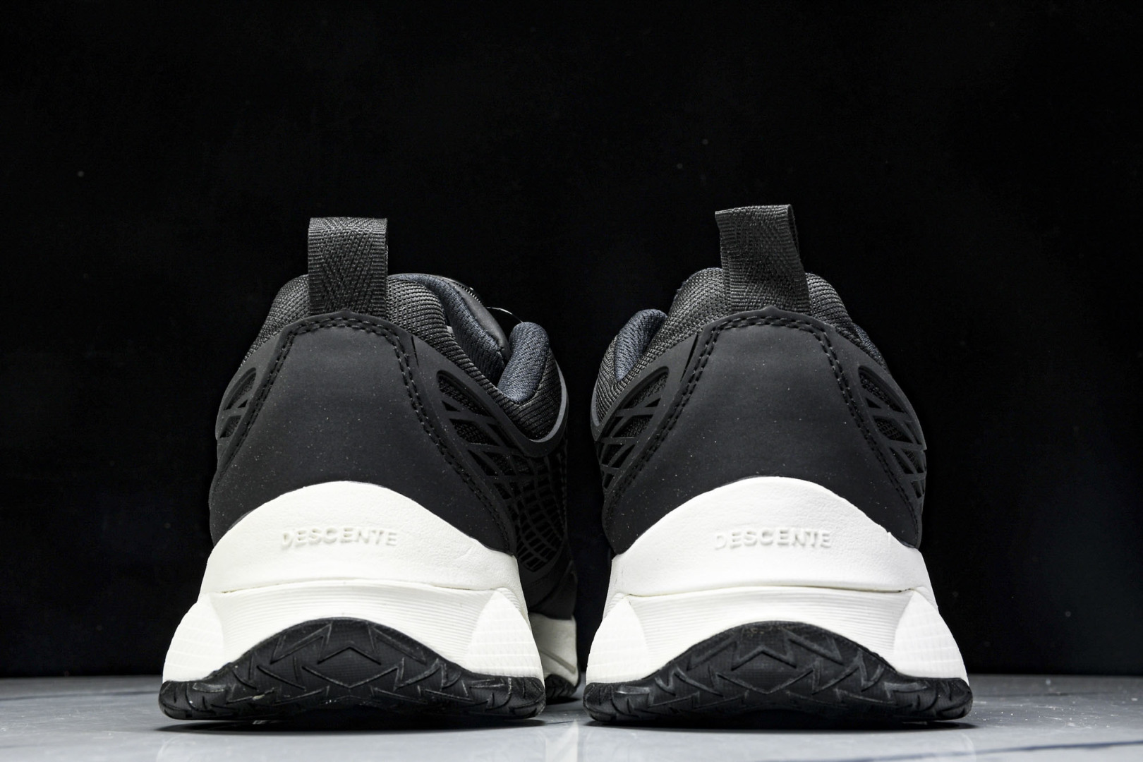  迪桑特·DESCENTE Training Low 训练系列户外休闲运动鞋 纽扣 大网黑白 D3131