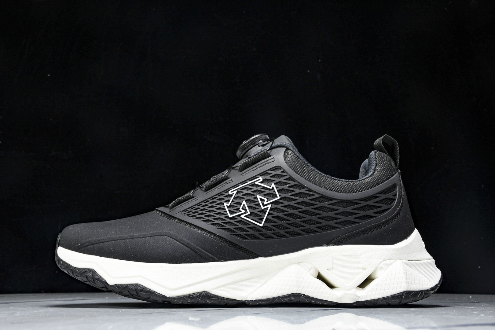  迪桑特·DESCENTE Training Low 训练系列户外休闲运动鞋 纽扣 大网黑白 D3131