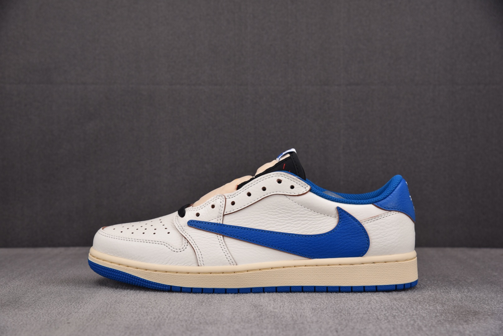 AJ Low 尺码36-47.5

纯原版出品-Fragment Design x Travis Sco
