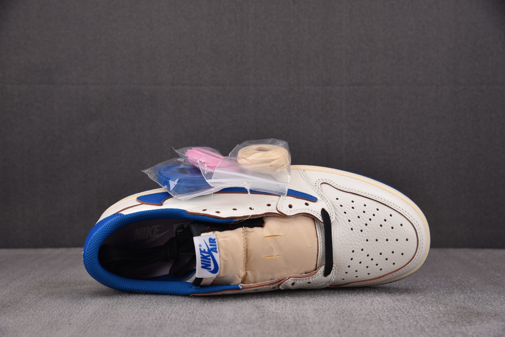 AJ Low 尺码36-47.5

纯原版出品-Fragment Design x Travis Sco
