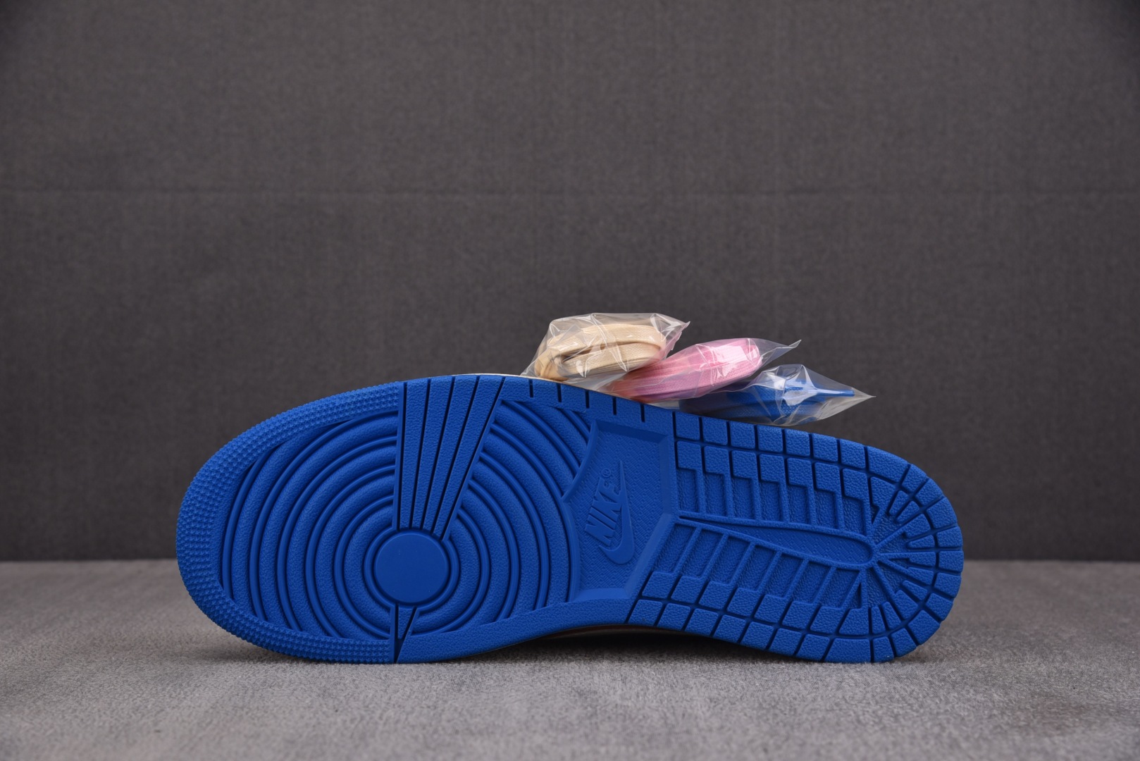 AJ Low 尺码36-47.5

纯原版出品-Fragment Design x Travis Sco