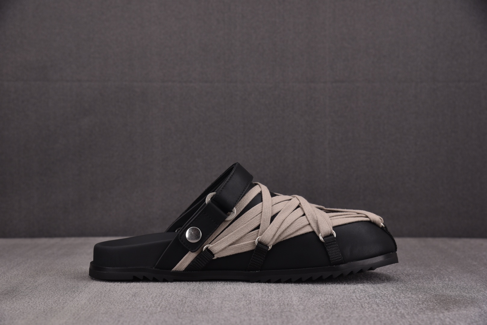 瑞克·欧文斯

纯原版出品-RICK OWENSRO Megalace 黑色 YZ021
Size 36
