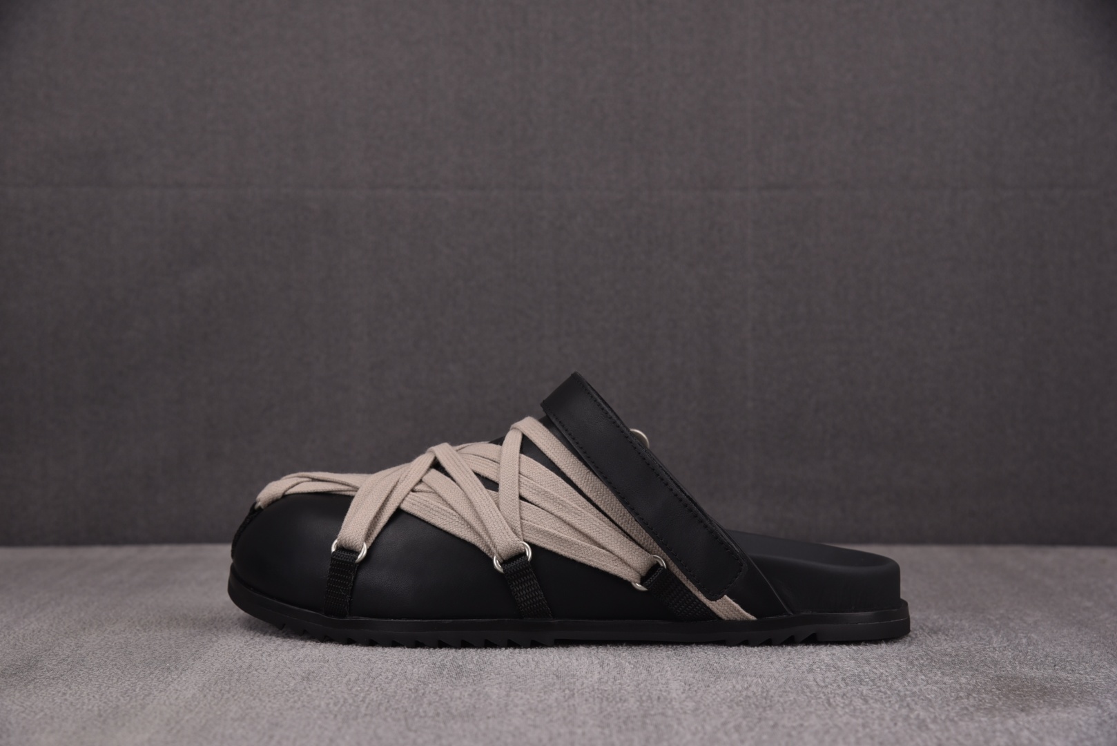 瑞克·欧文斯

纯原版出品-RICK OWENSRO Megalace 黑色 YZ021
Size 36