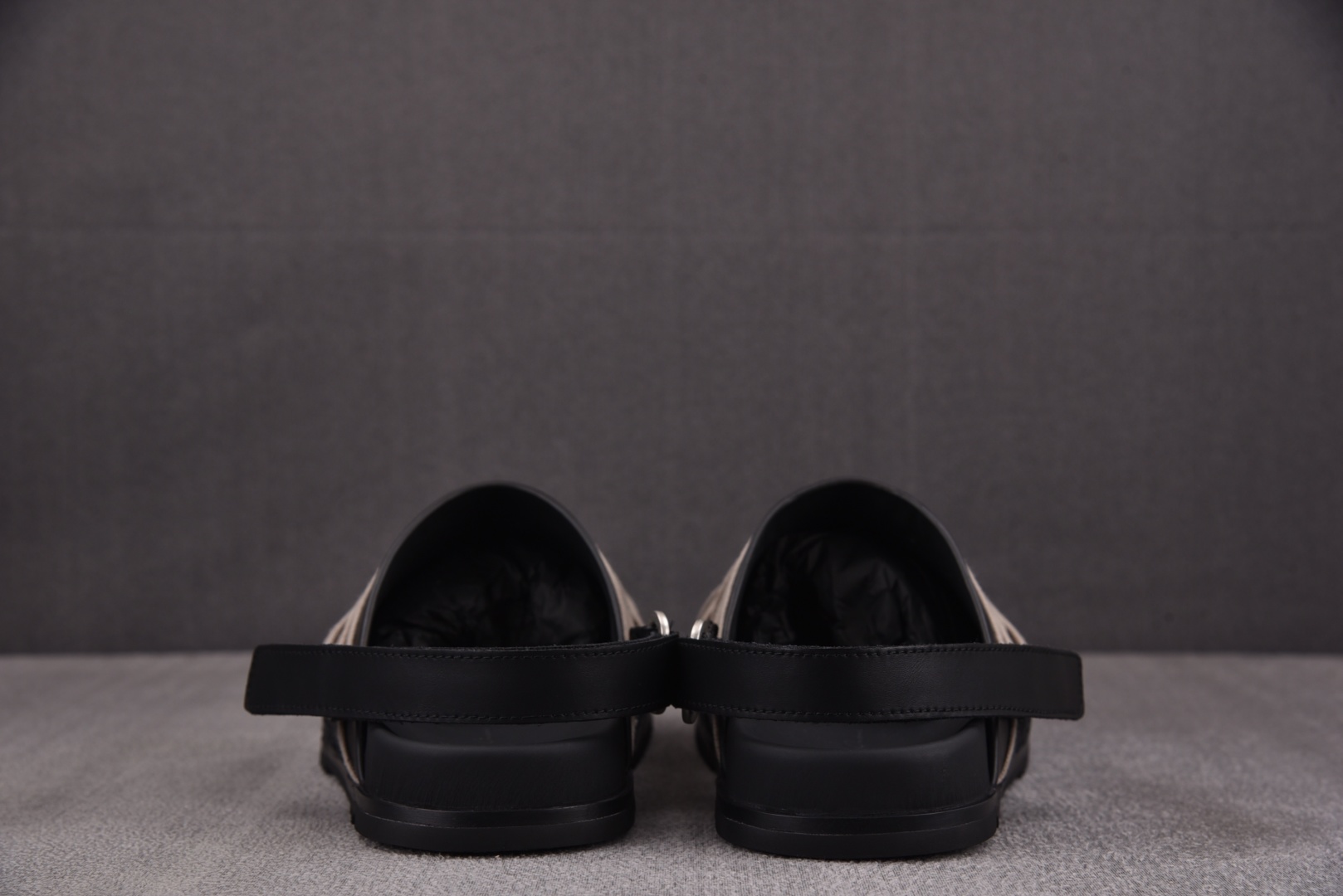 瑞克·欧文斯

纯原版出品-RICK OWENSRO Megalace 黑色 YZ021
Size 36