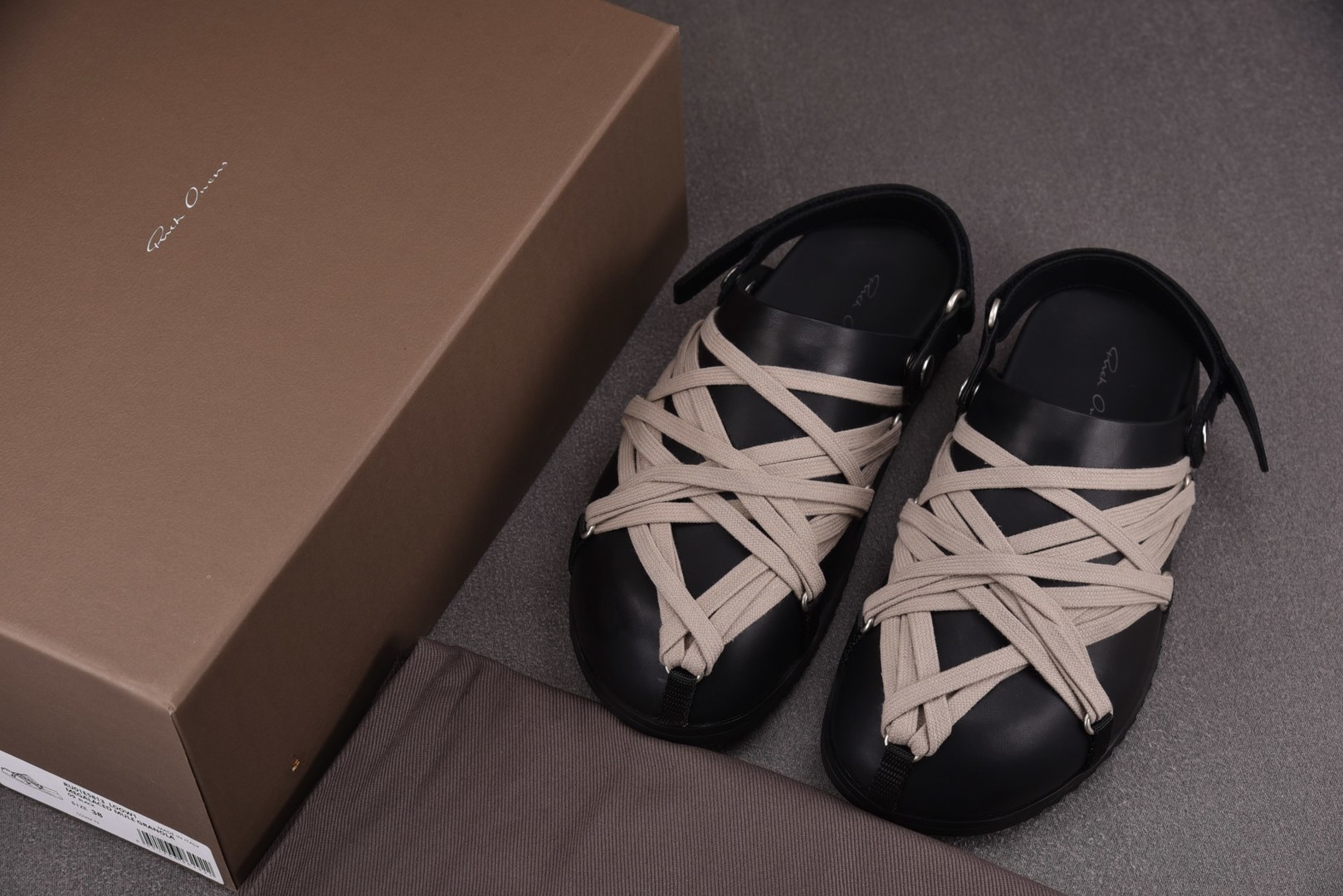 瑞克·欧文斯

纯原版出品-RICK OWENSRO Megalace 黑色 YZ021
Size 36