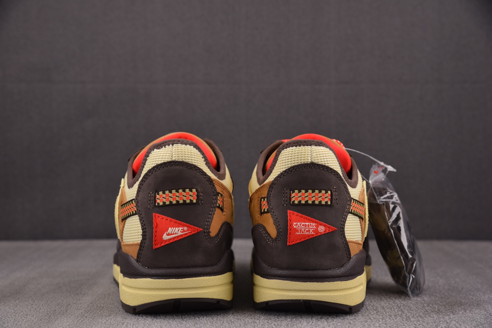 Travis黄棕  尺码36-47.5

纯原版出品-NK Air Max 1 Travis Scott