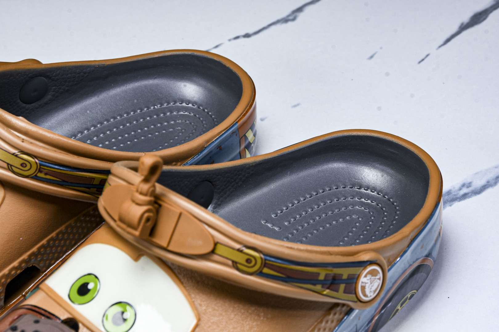  汽车总动员x Crocs卡骆驰Classicclog防滑耐磨 洞洞鞋 棕色 -0DA 尺码：M4（36