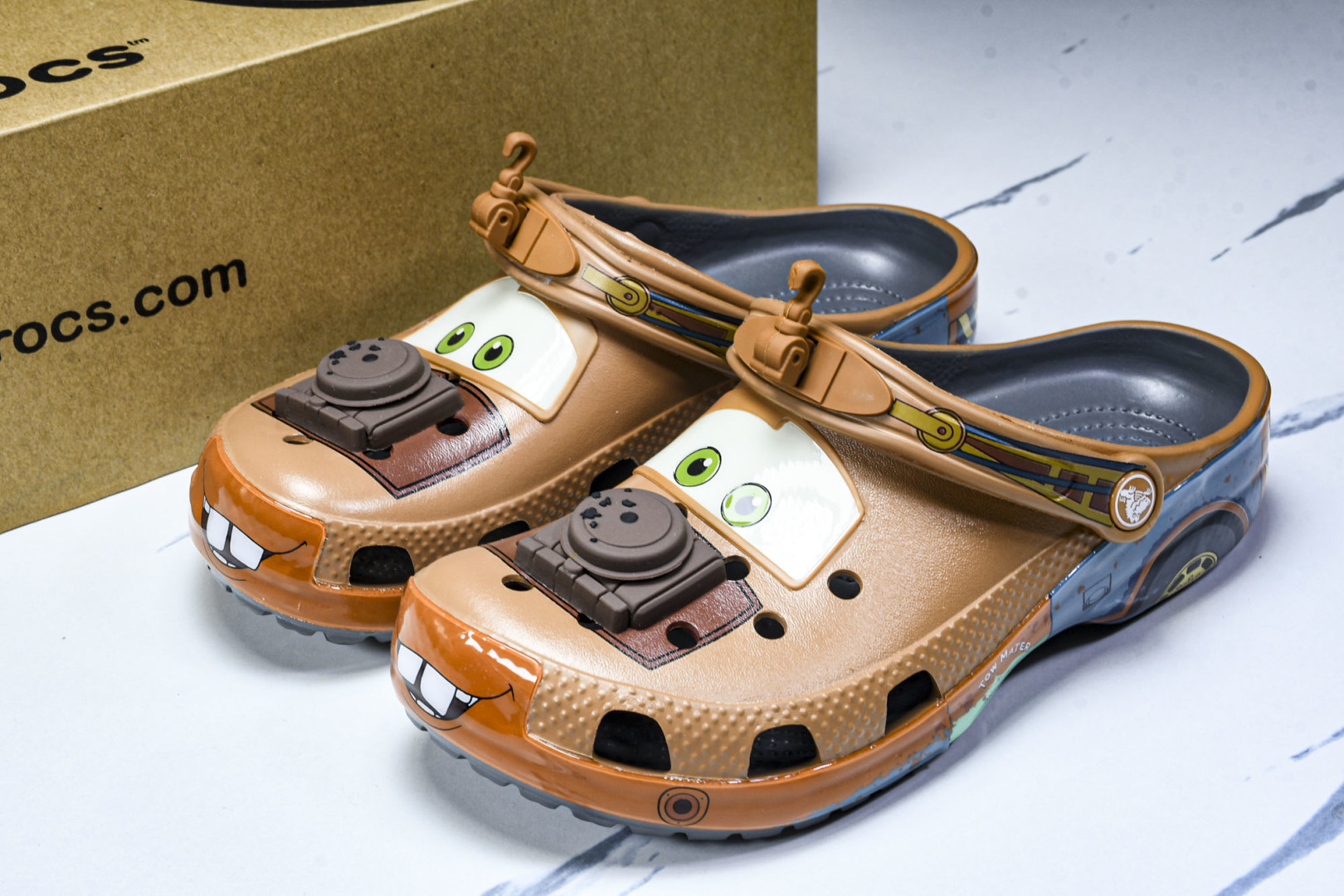  汽车总动员x Crocs卡骆驰Classicclog防滑耐磨 洞洞鞋 棕色 -0DA 尺码：M4（36