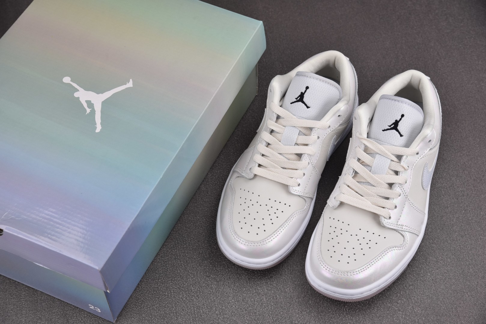 AJ低帮 尺码35.5-46

纯原版出品-Air Jordan 1 Low SE Year of th