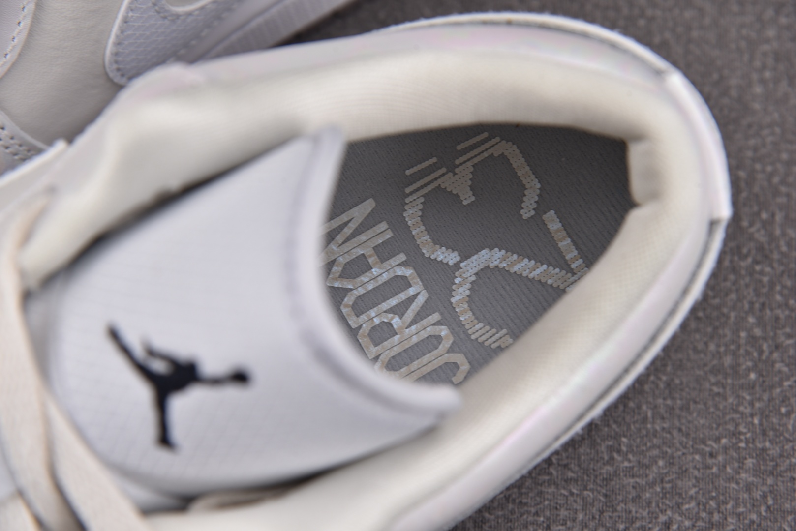 AJ低帮 尺码35.5-46

纯原版出品-Air Jordan 1 Low SE Year of th
