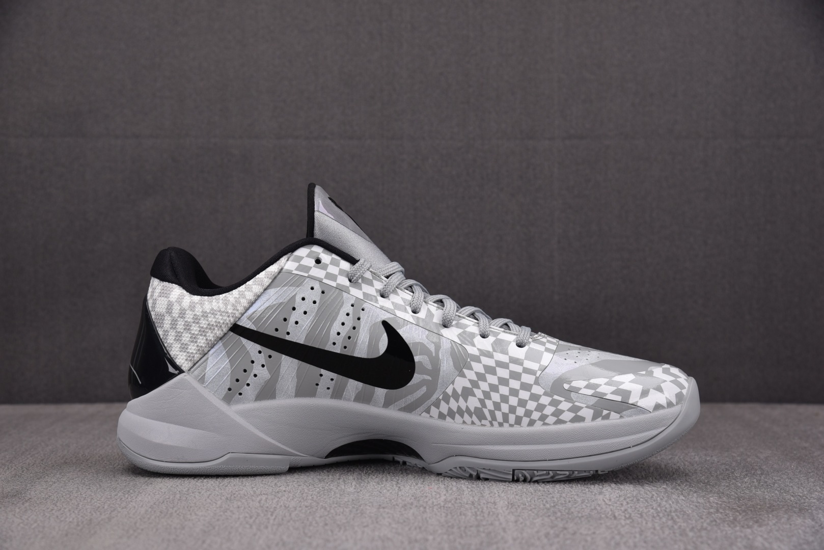 KOBE5 鞋码40-48.5 偏小0.5

纯原出品-NK Kobe 5 Protro Zebra P