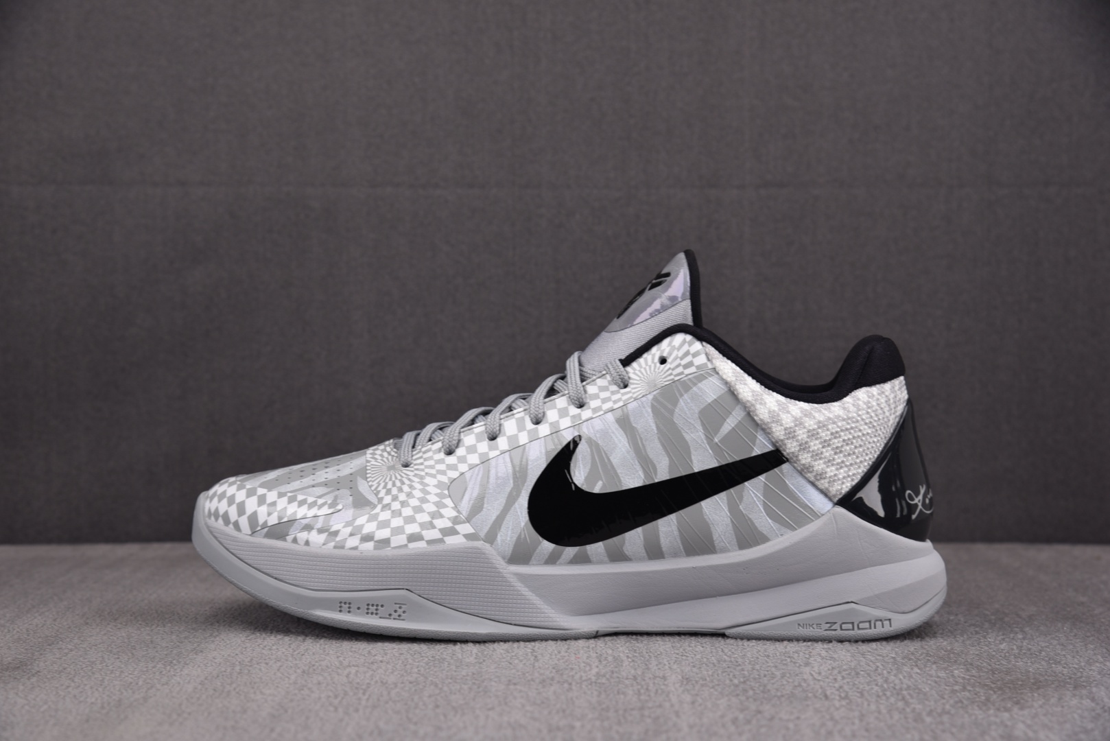KOBE5 鞋码40-48.5 偏小0.5

纯原出品-NK Kobe 5 Protro Zebra P