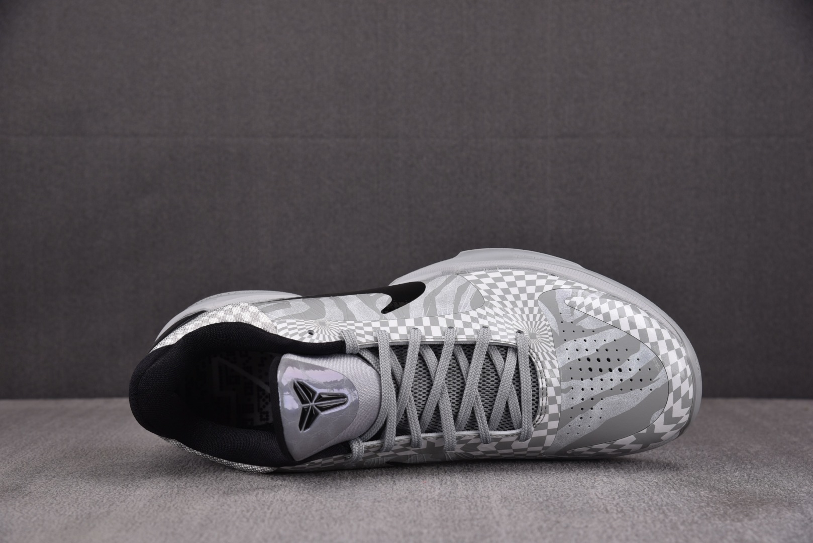 KOBE5 鞋码40-48.5 偏小0.5

纯原出品-NK Kobe 5 Protro Zebra P
