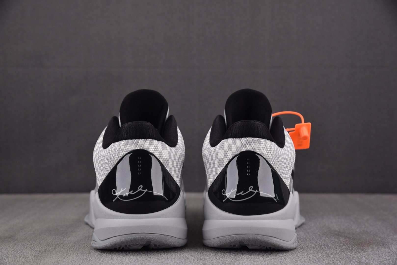 KOBE5 鞋码40-48.5 偏小0.5

纯原出品-NK Kobe 5 Protro Zebra P