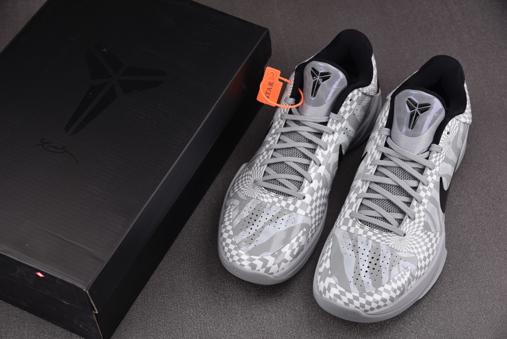 KOBE5 鞋码40-48.5 偏小0.5

纯原出品-NK Kobe 5 Protro Zebra P