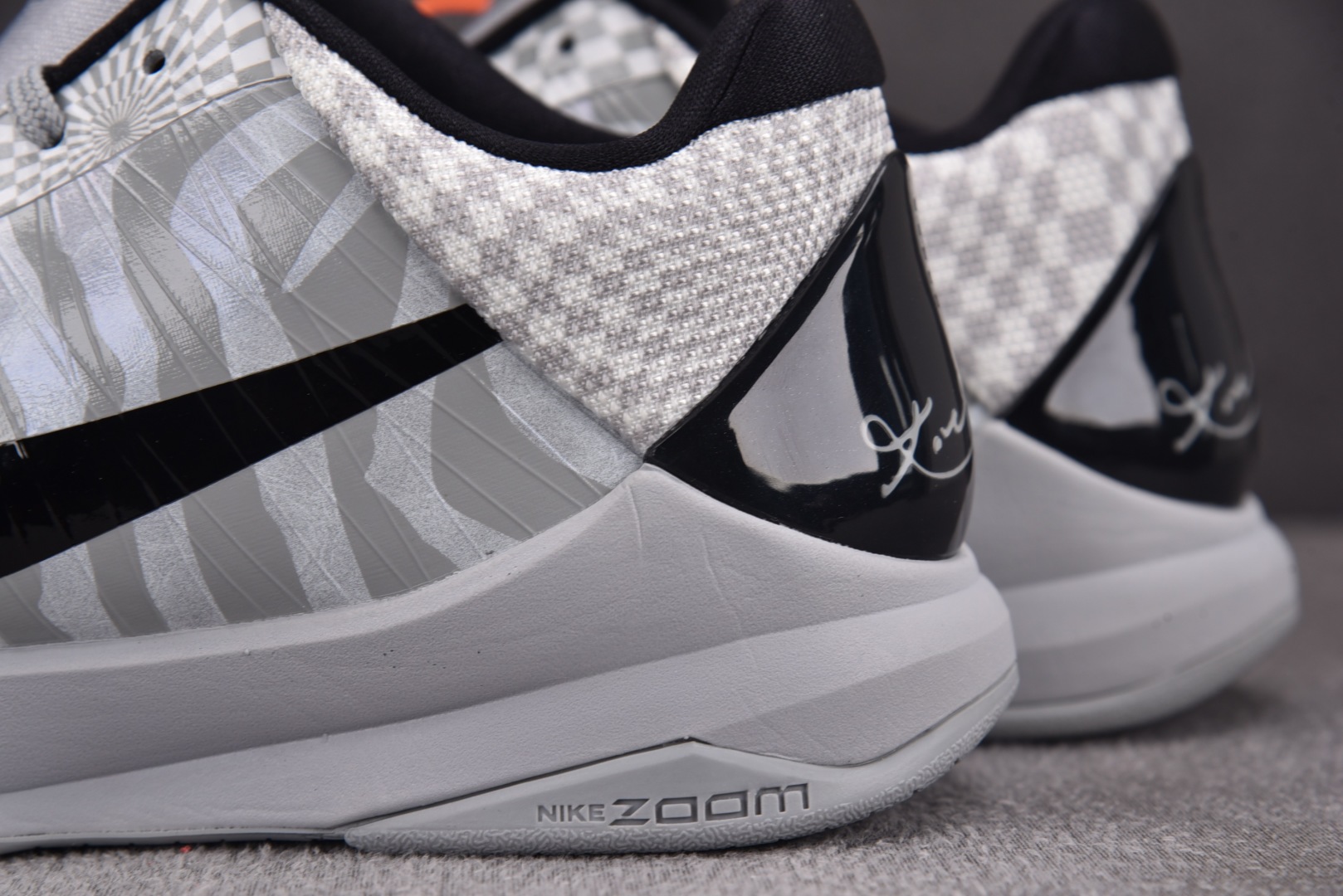 KOBE5 鞋码40-48.5 偏小0.5

纯原出品-NK Kobe 5 Protro Zebra P