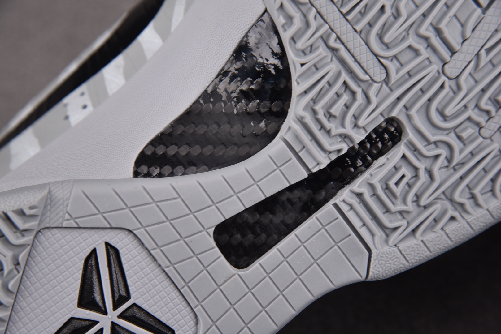 KOBE5 鞋码40-48.5 偏小0.5

纯原出品-NK Kobe 5 Protro Zebra P