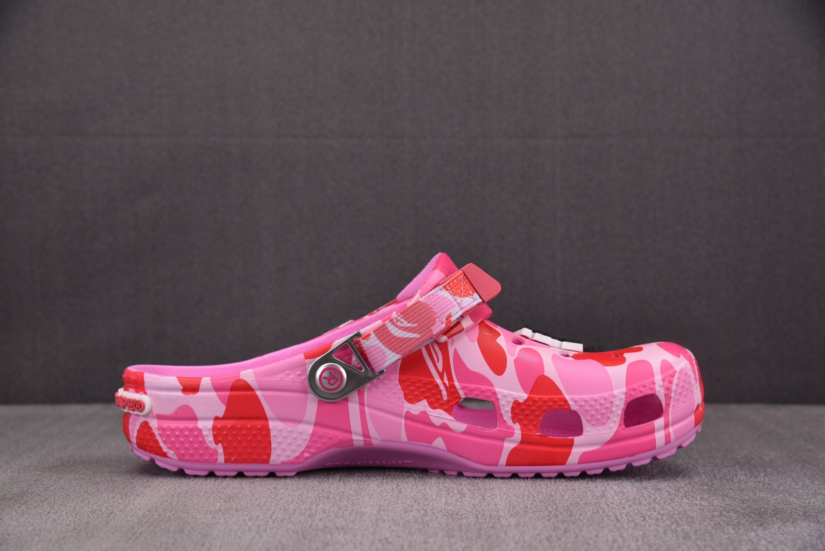  BAPE x Crocs Classic Clog 粉红 尺码：M4（36-37） M5（37-38）