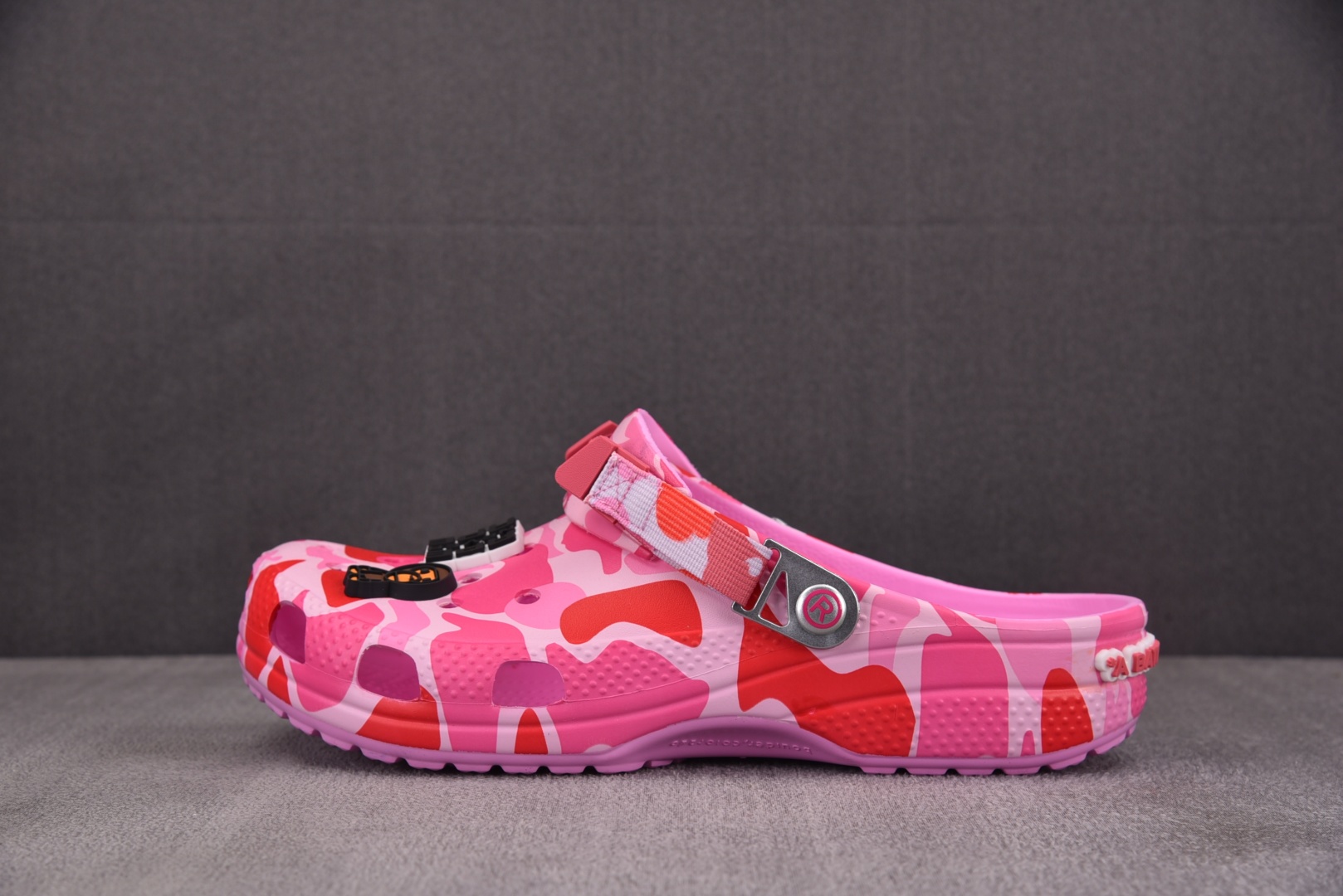  BAPE x Crocs Classic Clog 粉红 尺码：M4（36-37） M5（37-38）