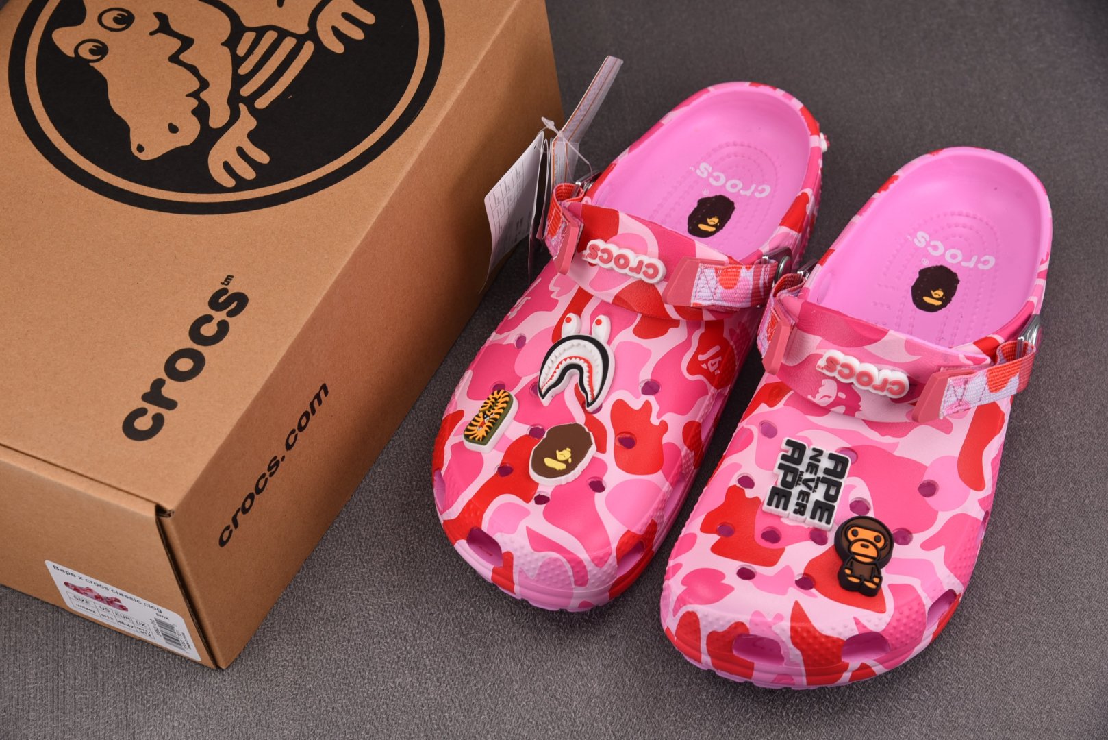  BAPE x Crocs Classic Clog 粉红 尺码：M4（36-37） M5（37-38）