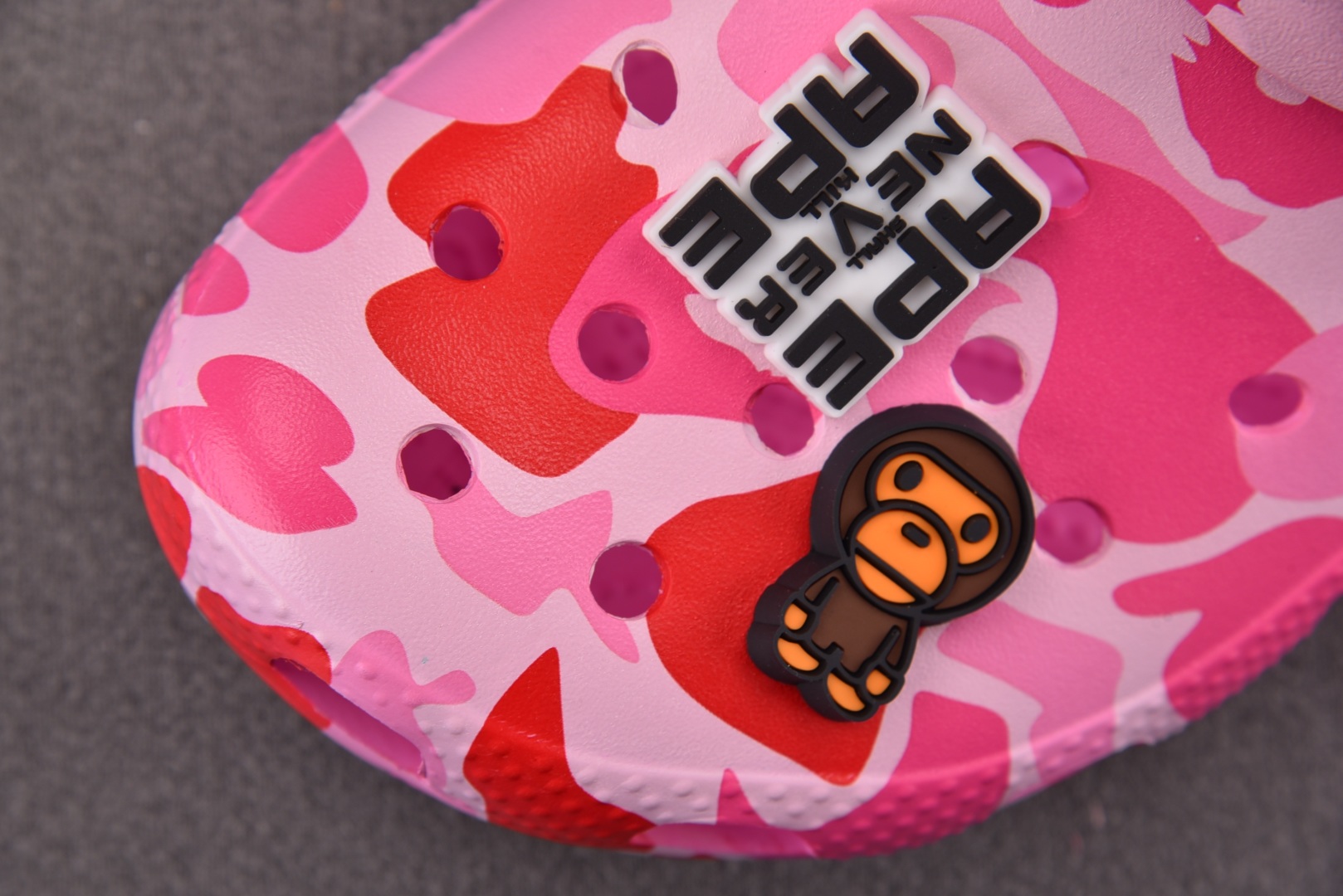  BAPE x Crocs Classic Clog 粉红 尺码：M4（36-37） M5（37-38）