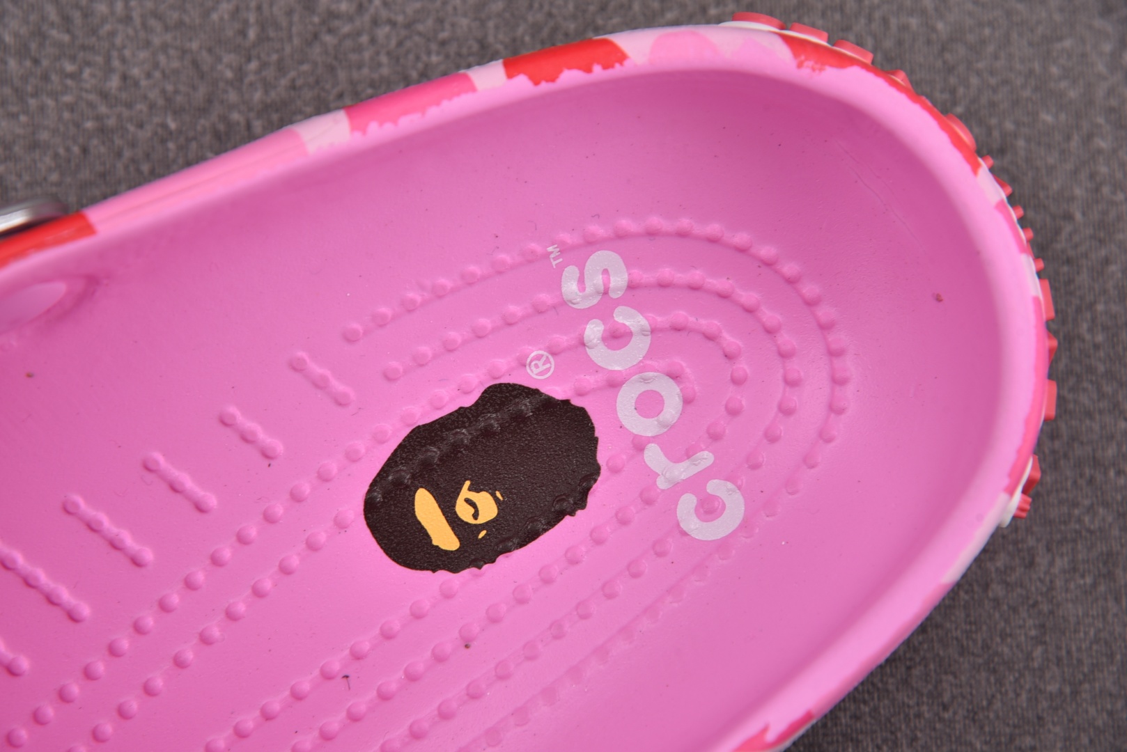  BAPE x Crocs Classic Clog 粉红 尺码：M4（36-37） M5（37-38）