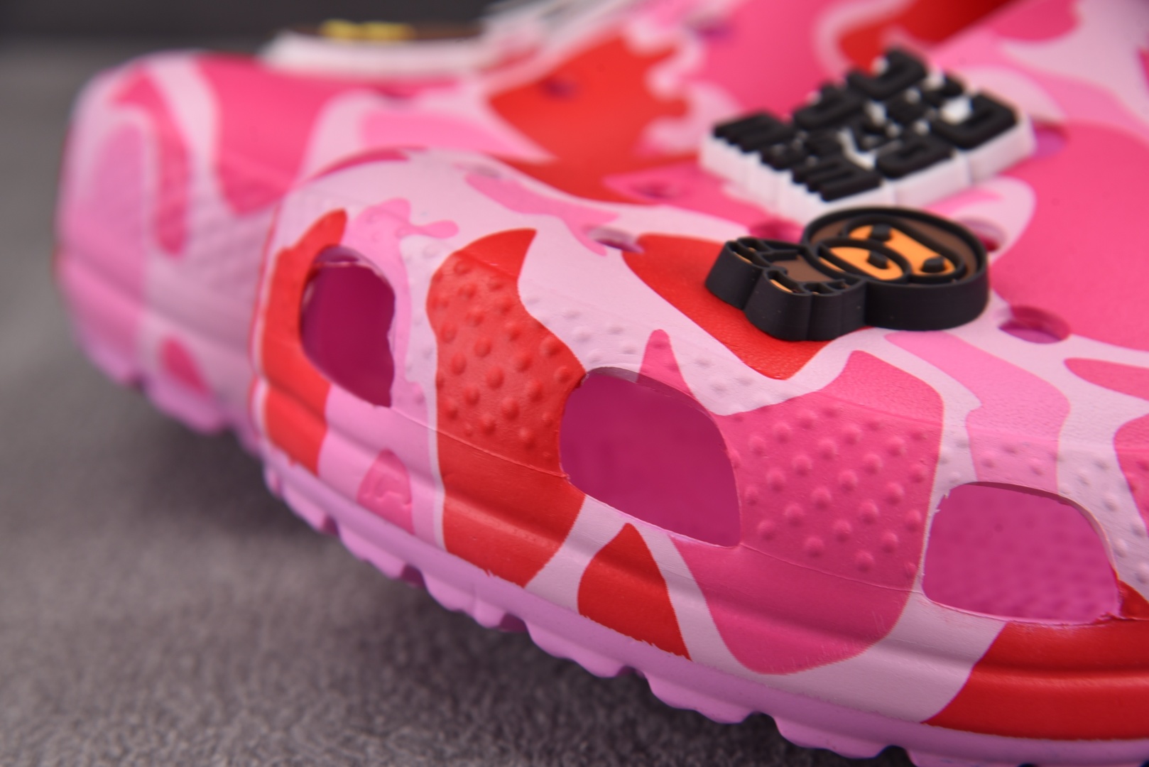  BAPE x Crocs Classic Clog 粉红 尺码：M4（36-37） M5（37-38）