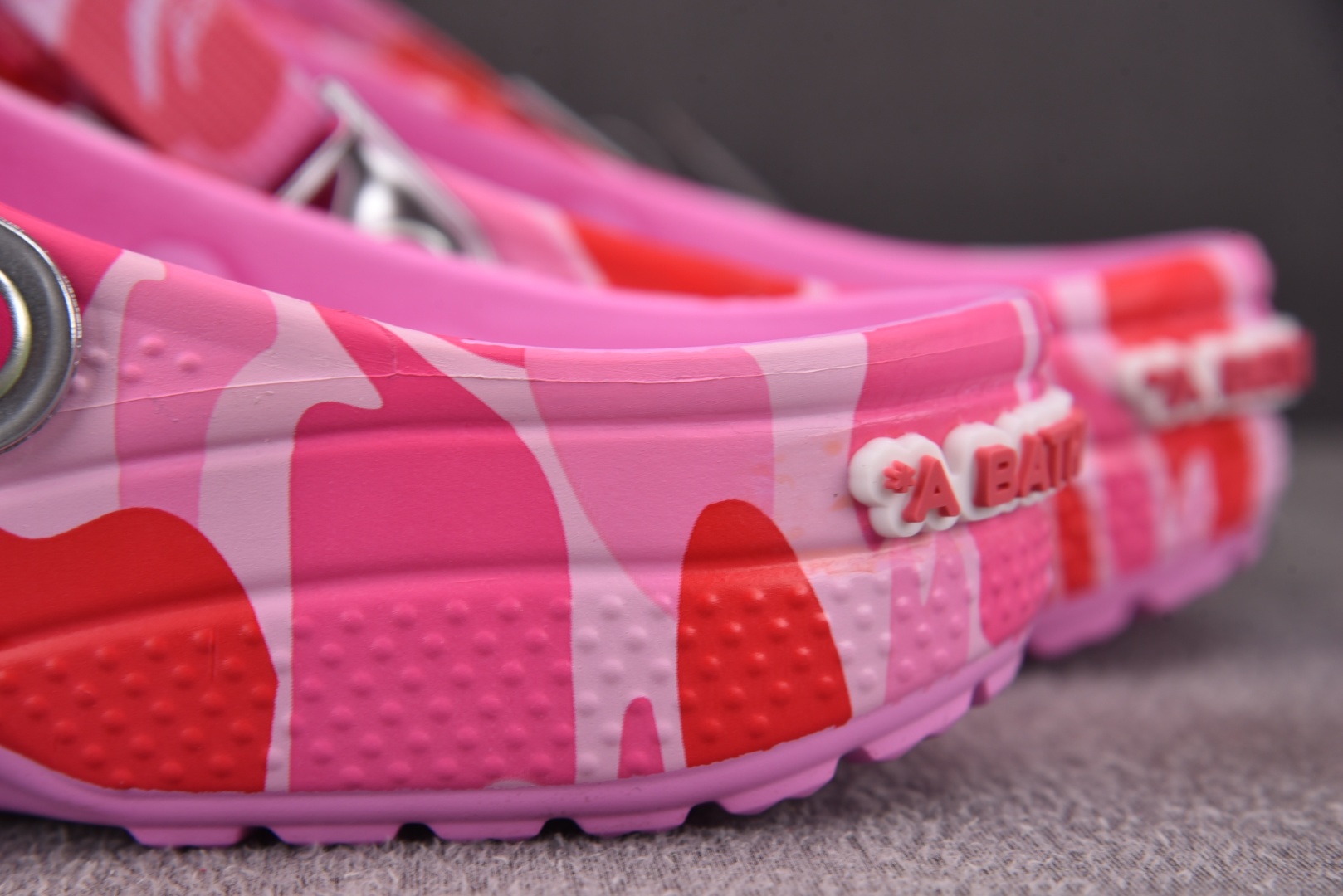  BAPE x Crocs Classic Clog 粉红 尺码：M4（36-37） M5（37-38）