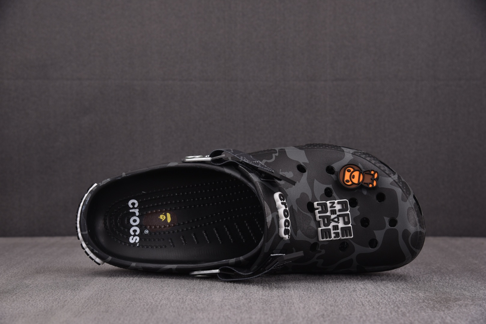  BAPE x Crocs Classic Clog 黑灰 尺码：M4（36-37） M5（37-38）