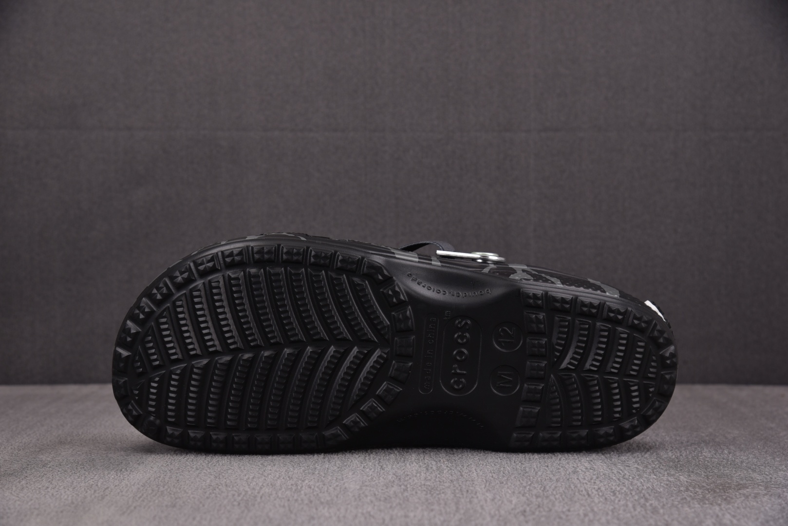  BAPE x Crocs Classic Clog 黑灰 尺码：M4（36-37） M5（37-38）