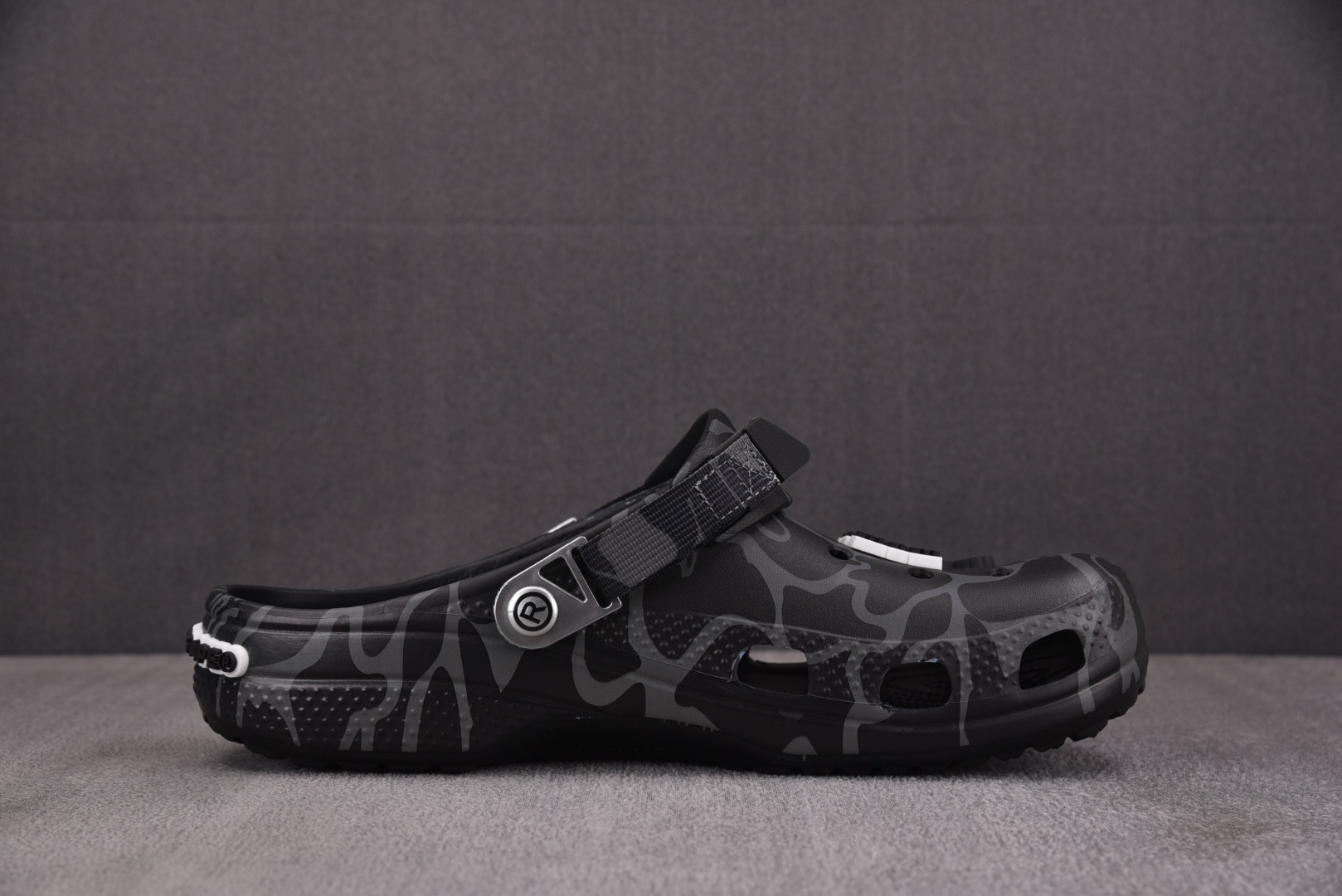  BAPE x Crocs Classic Clog 黑灰 尺码：M4（36-37） M5（37-38）
