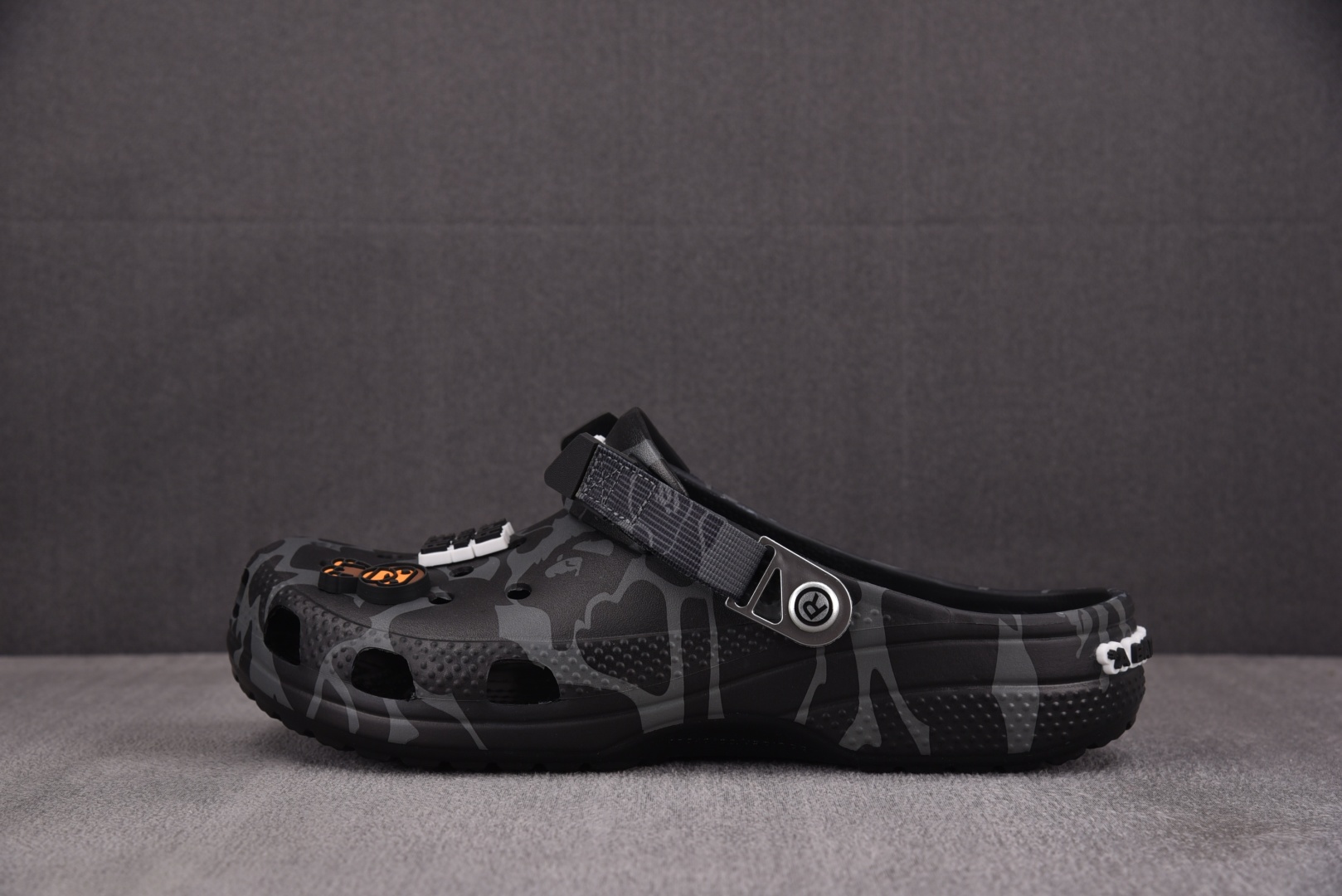  BAPE x Crocs Classic Clog 黑灰 尺码：M4（36-37） M5（37-38）