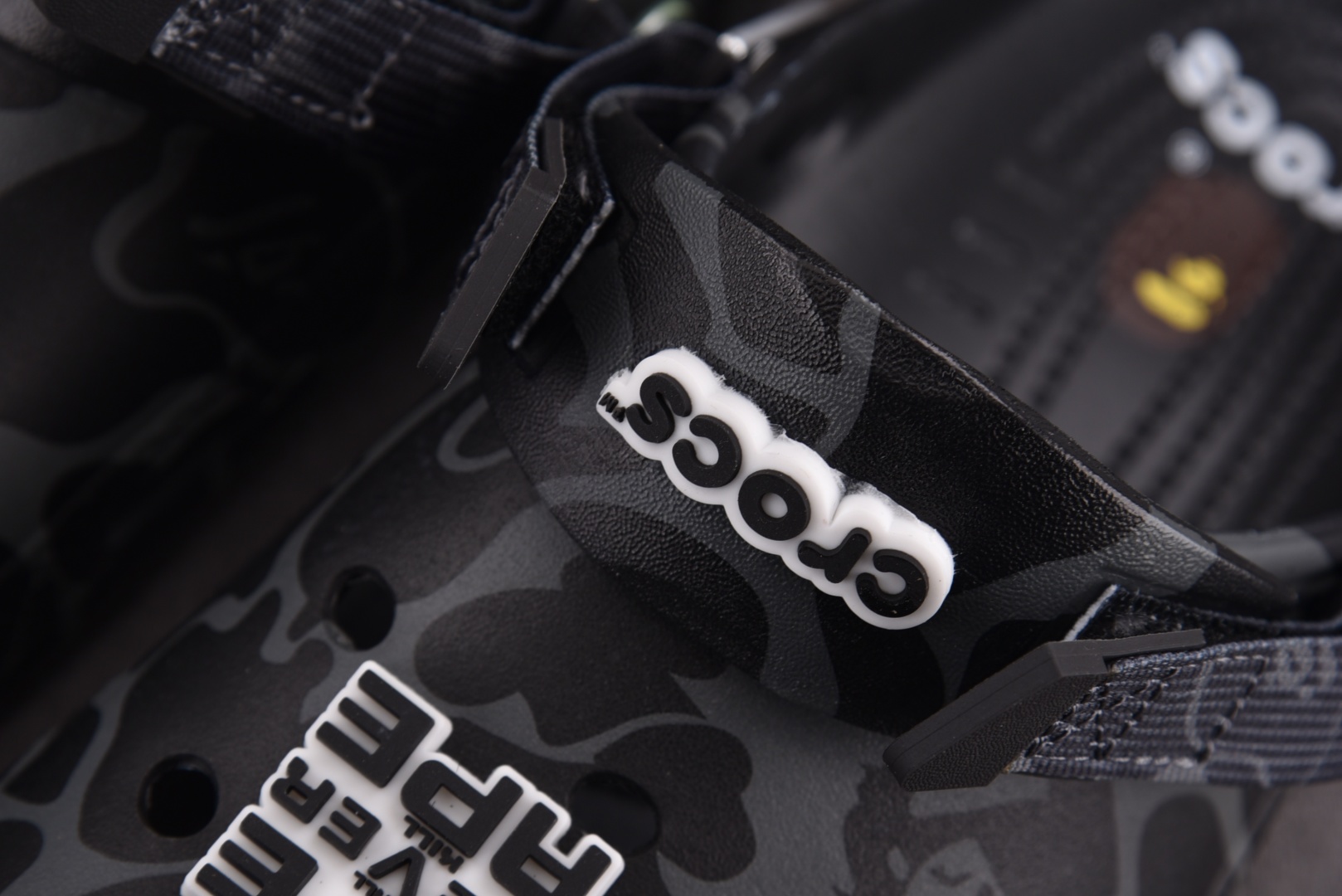  BAPE x Crocs Classic Clog 黑灰 尺码：M4（36-37） M5（37-38）