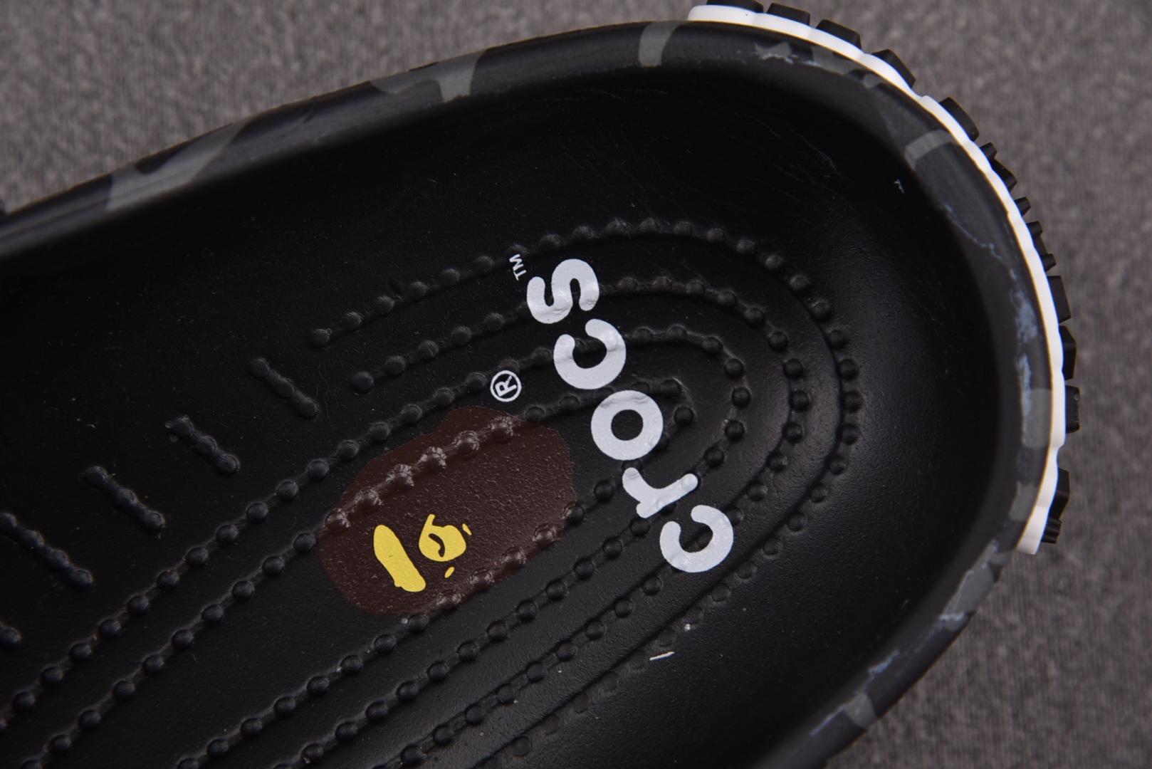  BAPE x Crocs Classic Clog 黑灰 尺码：M4（36-37） M5（37-38）