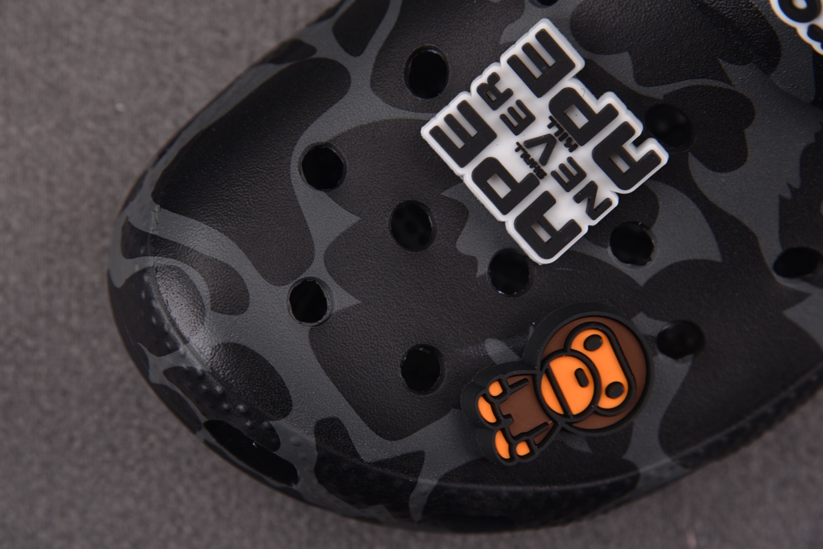  BAPE x Crocs Classic Clog 黑灰 尺码：M4（36-37） M5（37-38）