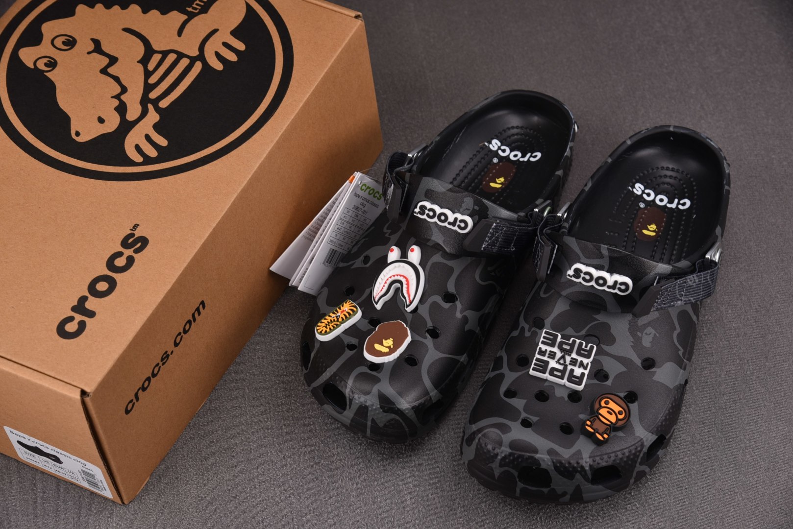  BAPE x Crocs Classic Clog 黑灰 尺码：M4（36-37） M5（37-38）